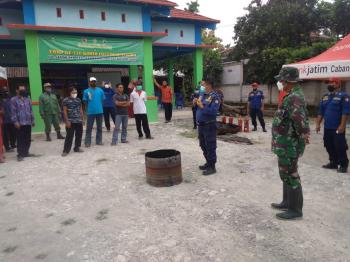 Anggota Satgas TMMD Bojonegoro Berikan Teori Praktek Penanganan Bahaya Kebakaran